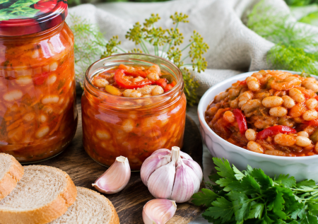 Фасоль в этой закатке — настоящая королева: сытная, полезная и по-летнему ароматная заготовка на зиму