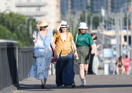 Жара в Москве, шквалы ветра в Питере: погода в двух столицах 3–9 августа