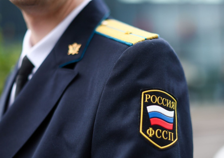 Друзья должника перекрыли выезд судебным приставам