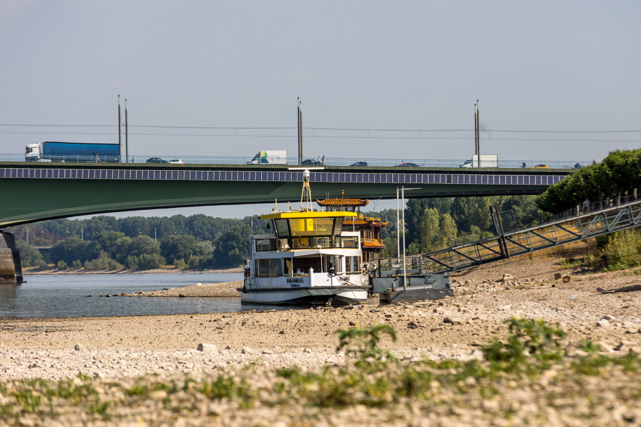 Речной теплоход на обмелевшем участке Рейна в Бонне, Германия