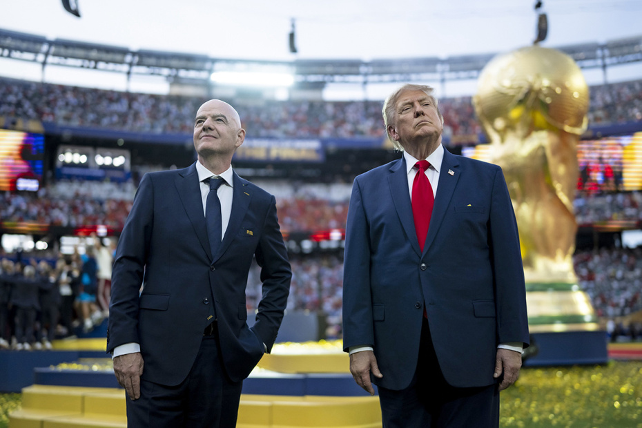 Президент FIFA Джанни Инфантино и президент США Дональд Трамп перед церемонией награждения победителей финала чемпионата мира по футболу FIFA 2026