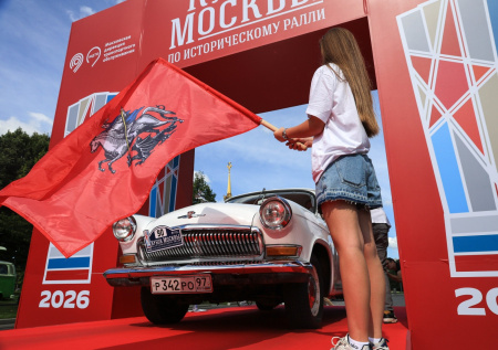 Самое масштабное ретроралли в России: кадры финала Кубка Москвы на ВДНХ