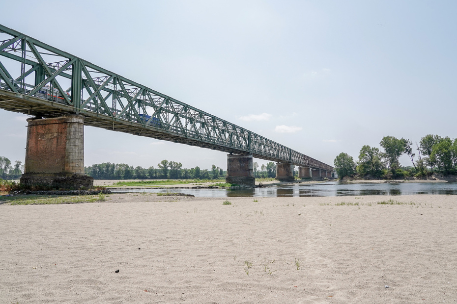 Мост Бекка через обмелевшую реку По в Линароло, Италия