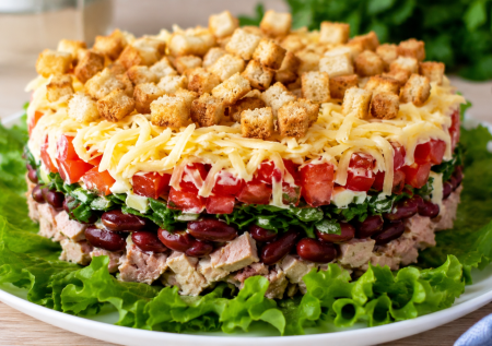 Изумительный салат без варки: вкуснота с копченой курицей, фасолью и сухариками