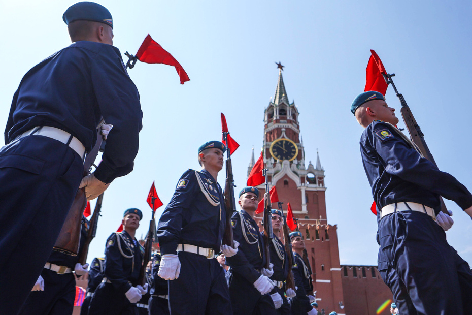 Парад десантников на Красной площади в Москве в честь торжеств, посвященных празднику «Ильин День на улице Ильинке» и 96-й годовщине образования Воздушно-десантных войск