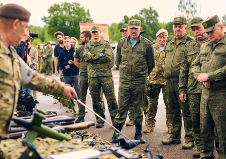 «Не на парад»: замглавы Минобороны РФ попросил бойца перевесить автомат