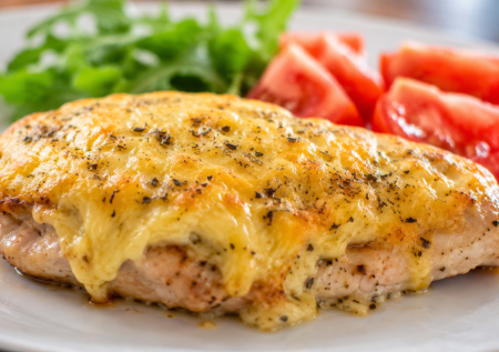 Когда надоело мясо по-французски: готовлю курочку под сырной шапкой с итальянскими травами — получается сочной и нежной