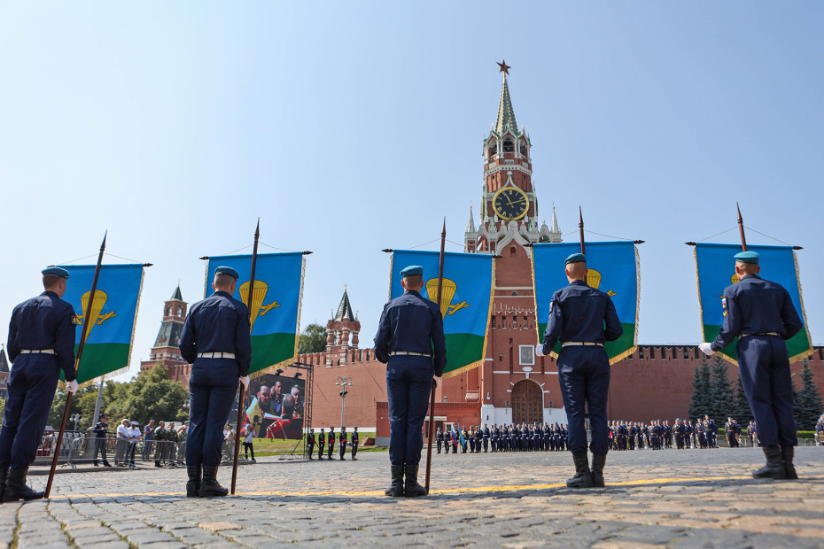 Участники парада десантников на Красной площади в Москве в честь празднования в центре Москвы Ильина дня, 420-летия Ильинского набата и 96-й годовщины образования Воздушно-десантных войск
