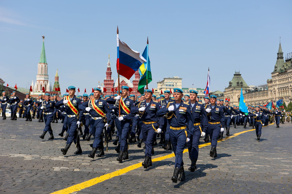 Парад десантников на Красной площади в Москве в честь торжеств, посвященных празднику «Ильин День на улице Ильинке» и 96-й годовщине образования Воздушно-десантных войск