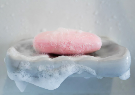 Обычная губка творит чудеса: мыло в ванной останется сухим и прослужит дольше