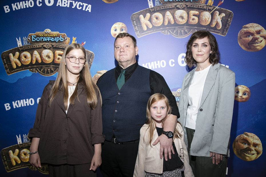 Актер Дмитрий Колчин с семьей на премьере фильма «Последний богатырь. Колобок» режиссера Антона Маслова в кинотеатре «КАРО 11 Октябрь» в Москве