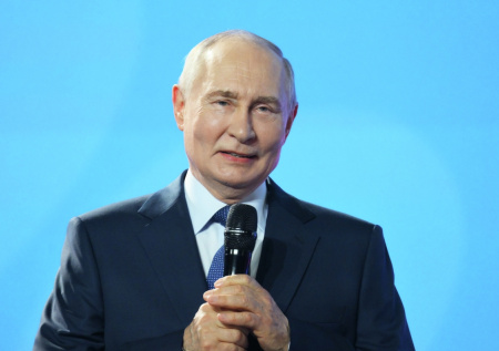 Путин ловко отбил мяч и поблагодарил детей за овации в Красноярске