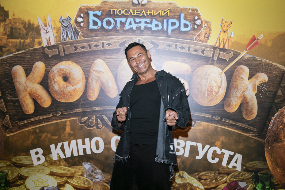 Певец Стас Костюшкин на премьере фильма «Последний богатырь. Колобок» режиссера Антона Маслова в кинотеатре «КАРО 11 Октябрь» в Москве