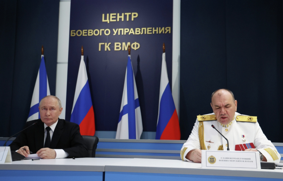 Президент РФ, верховный главнокомандующий ВС РФ Владимир Путин и главнокомандующий ВМФ России Александр Моисеев на встрече с командованием в Главном Адмиралтействе в Санкт-Петербурге в День Военно-морского флота
