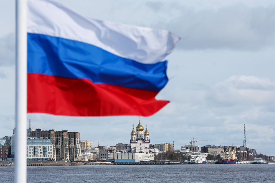 Российский флаг на теплоходе «Леонид Марков»