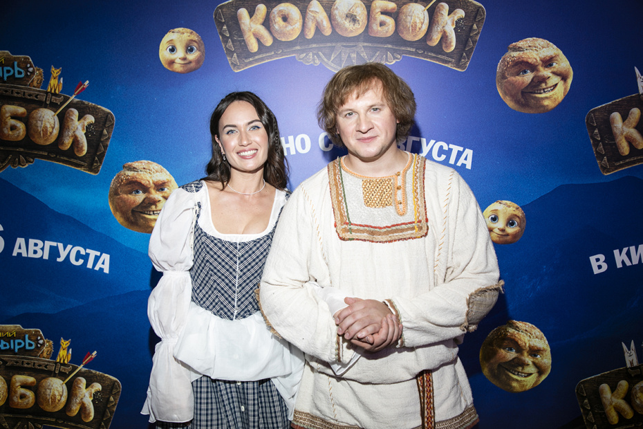 Актер Дмитрий Журавлев с супругой Еленой на премьере фильма «Последний богатырь. Колобок» режиссера Антона Маслова в кинотеатре «КАРО 11 Октябрь» в Москве