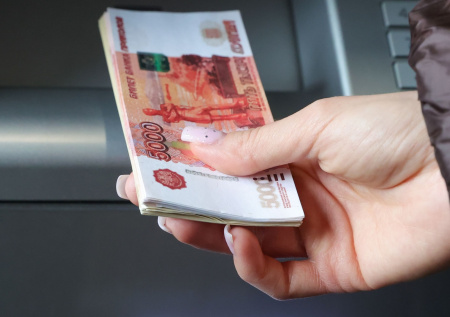 «Директор школы» выманил у выпускницы 100 тыс. рублей