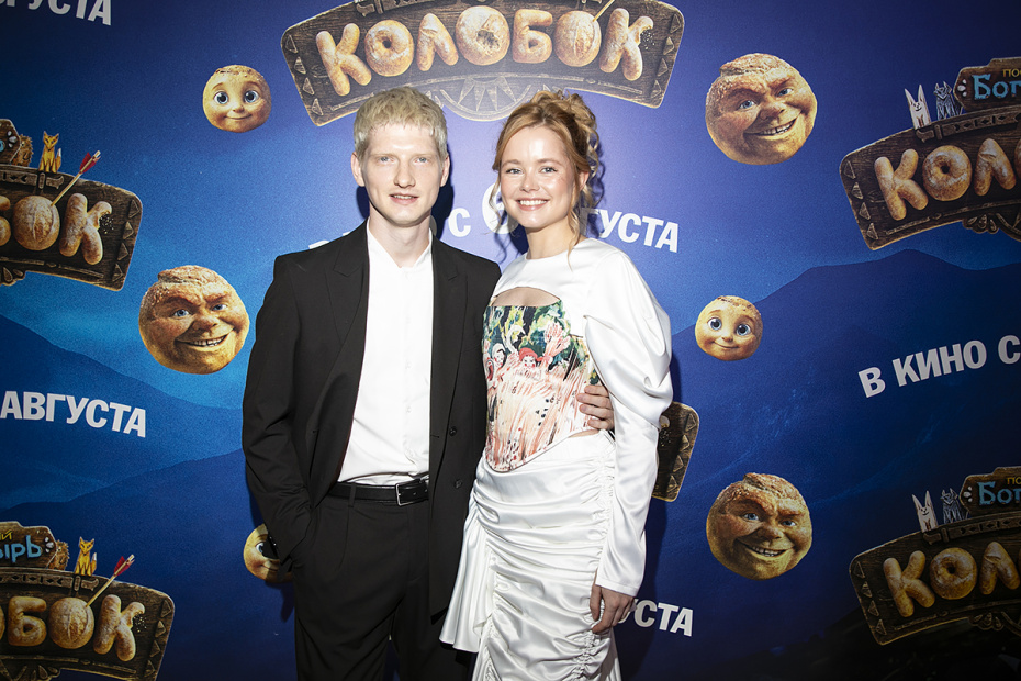 Актёры Святослав Рогожан и Мила Ершова на премьере фильма «Последний богатырь. Колобок» режиссера Антона Маслова в кинотеатре «КАРО 11 Октябрь» в Москве