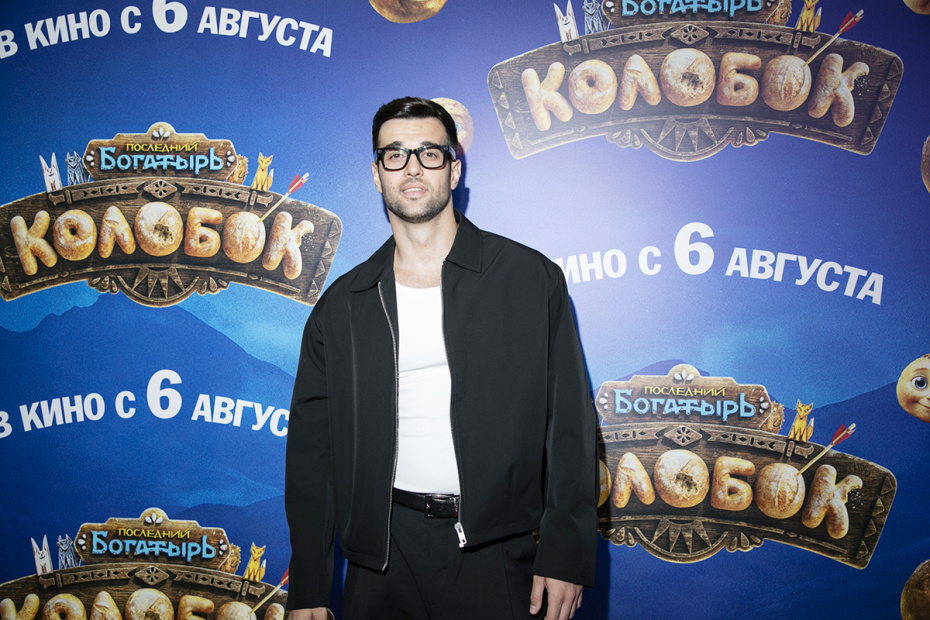 Певец TERNOVOY (Олег Терновой) на премьере фильма «Последний богатырь. Колобок» режиссера Антона Маслова в кинотеатре «КАРО 11 Октябрь» в Москве
