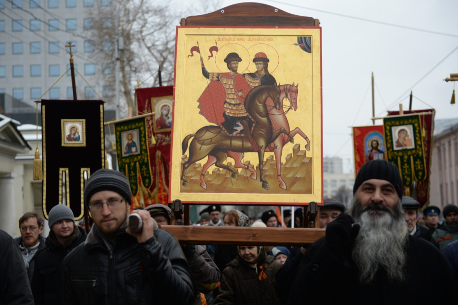 Участники крестного хода в честь праздника Казанской иконы Божьей Матери в Екатеринбурге идут с иконой Бориса и Глеба
