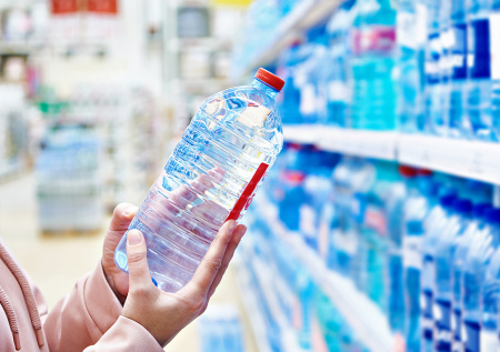 Продажу бутылок воды из Армении приостановили в России