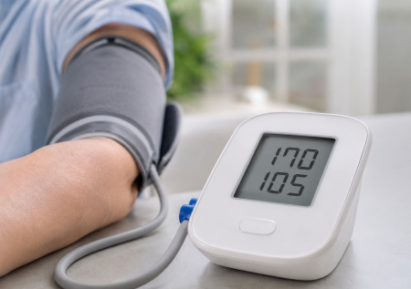 Врач объяснил, почему терпеть высокое давление опасно для жизни