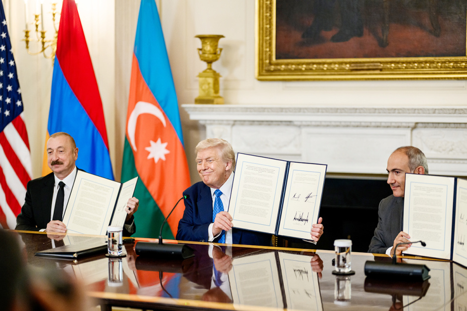 Президент США Дональд Трамп подписывает трехстороннюю совместную декларацию с президентом Азербайджана Ильхамом Алиевым и премьер-министром Армении Николом Пашиняном в пятницу, 8 августа 2025 года