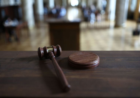 Адвокат ответил, что грозит поджегшей квартиру с приставами пенсионерке