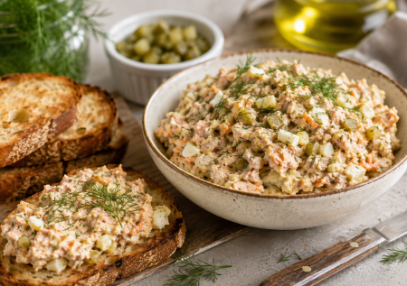 Вкусный паштет из баночки горбуши, жареного лука и яйца: смешиваем за 5 минут, подаем с поджаристым хлебом
