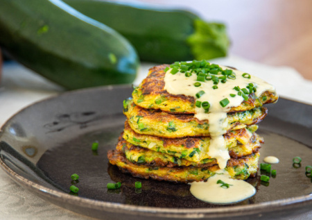 Жарю картофельные лепешки на кефире — с зеленым луком и куркумой, нежнее оладий и вкуснее драников