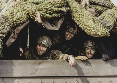 Чехия захотела сэкономить на военных