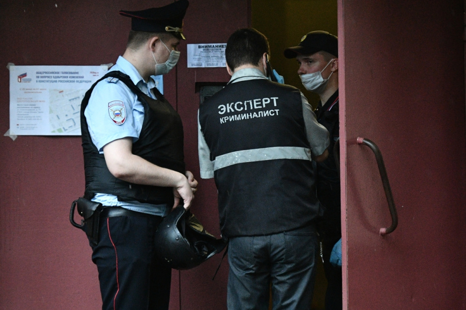 Сотрудник полиции и эксперт-криминалист
