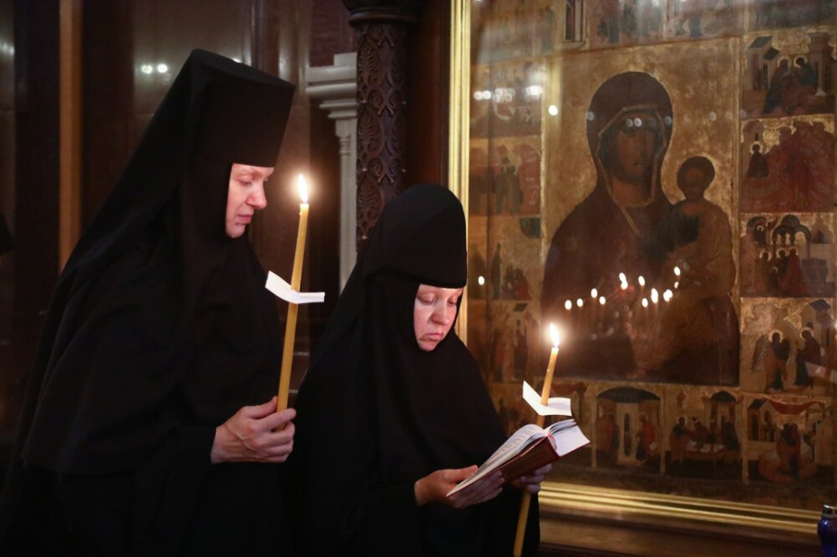Монахини у иконы Божией Матери Смоленской из города Устюжна в храме Христа Спасителя