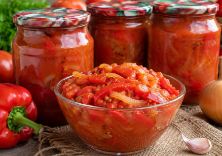 По совету приготовила салат «Шарлотта» и не разочаровалась: вкусная закатка на зиму из помидоров, перца и лука
