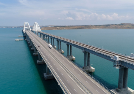 Движение по Крымскому мосту временно остановили для автомобилистов