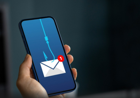 Эксперт объяснил, как мошенники заражают смартфоны