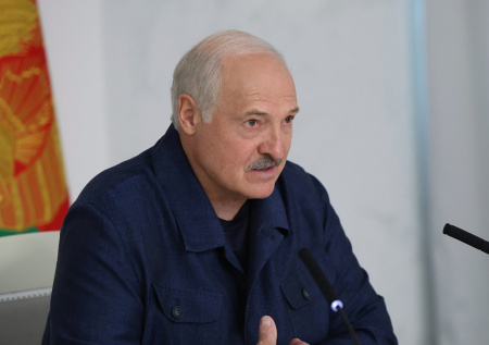 Лукашенко подарили водонепроницаемый белорусский бинокль