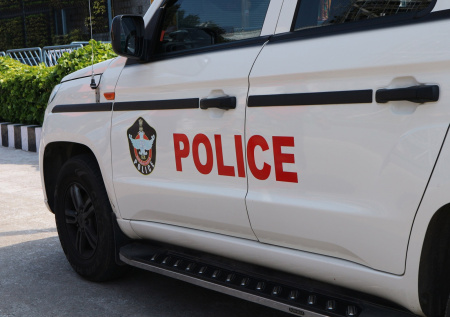 Двое мужчин затащили девочку в школьный туалет и по очереди надругались