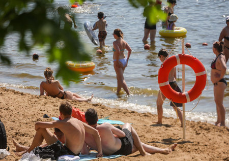 Названы последствия купания в холодном водоеме в жару
