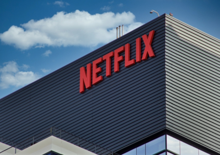 Netflix запер актера в рекламном щите в Голливуде