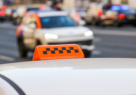 Суд наказал таксиста за оставление автолюльки с младенцем на улице
