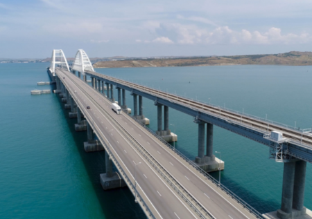 Автомобили внезапно затормозили у Крымского моста