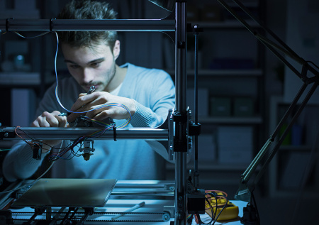 Мужчина штамповал пистолеты и кастеты на домашнем 3D-принтере