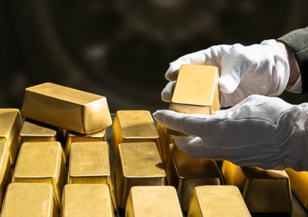 Продавцы золота спасли пенсионера от позарившихся на его деньги аферистов
