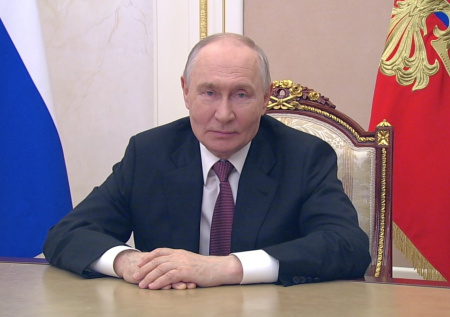 «Мы гордимся наследием»: Путин обратился к строителям России