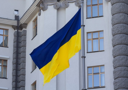Флаг Украины убрали из центра Приштины из-за позиции Киева по Косово