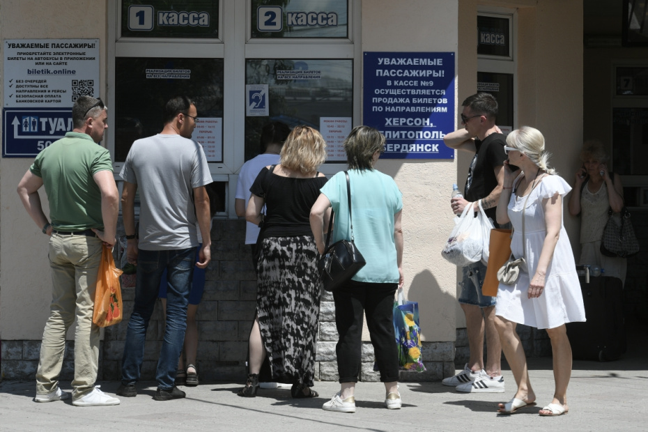 Пассажиры у касс на автостанции в Симферополе