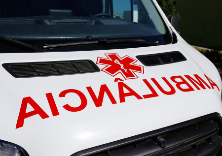 Праздновавший гол футболист упал в подземный тоннель у трибун