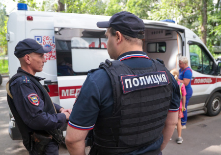 Ребенок выпал из многоэтажки и разбился