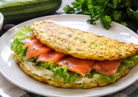 Вместо хлеба летом: кабачковые лепешки без жарки в тонне масла — вкусная основа под любую начинку